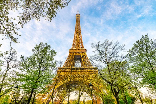 Zonnige Ochtend Het Park Bij Eiffeltoren Parijs Frankrijk — Stockfoto