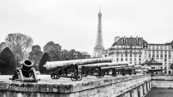 Canons Historiques Aux Invalides Paysage Urbain Parisien Avec Tour Eiffel — Photo