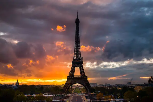 エッフェル塔の背後にある劇的な日の出 フランス パリの春の朝 — ストック写真