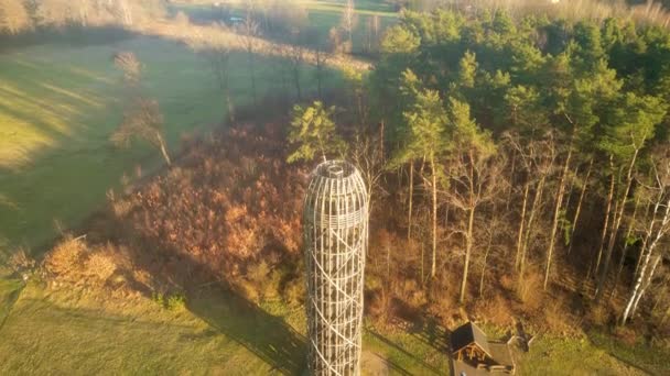 チェコ共和国の晴れた春の日にHermaniceの木製の展望台 ドローン飛行からの空中4K映像 — ストック動画