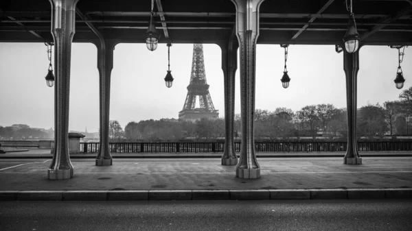 阳光明媚的早晨 从比尔哈基姆桥俯瞰埃菲尔铁塔 法国巴黎 黑白图像 — 图库照片