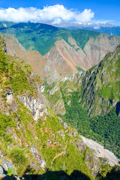 ペルーのマチュピチュからのウルバンバ渓谷とアンデスの頂上ビュー — ストック写真