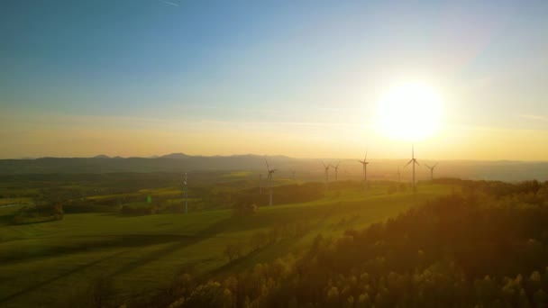 Farma Větrné Elektrárny Při Západu Slunce Slunečný Letní Večer Rotujícími — Stock video