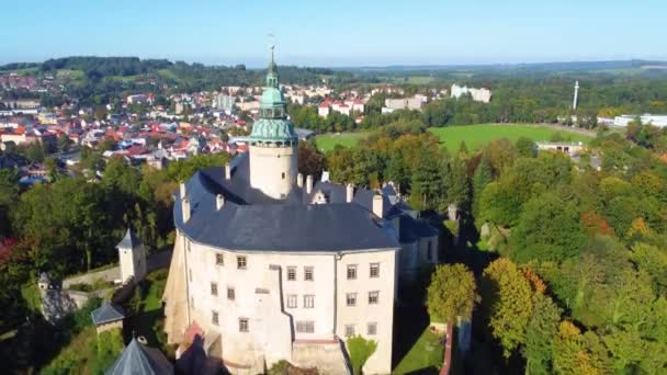 チェコのボヘミア北部にあるフリドラン シャトーと城 エアリアル4K映像 — ストック動画