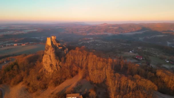 托洛茨基中世纪城堡的废墟在寒冷的黎明时分 波希米亚天堂 捷克语 Cesky Raj Czechia 空中4K镜头来自上方 — 图库视频影像