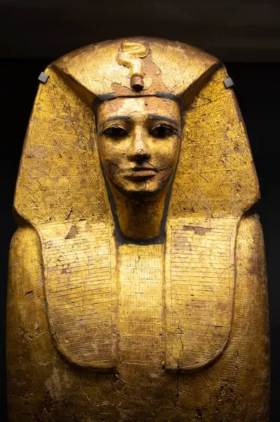 Muinainen Egyptiläinen Sarkofagi Esillä Esittelee Monimutkaisia Kultaisia Hieroglyfejä Käsityötä Louvre — kuvapankkivalokuva