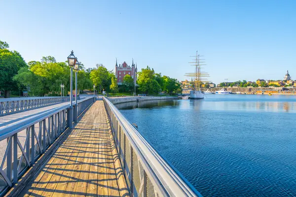 스톡홀름의 Skeppsholmen Bridge에서 생동감 넘치는 하루를 있으며 하늘과 햇빛이 산책로 — 스톡 사진