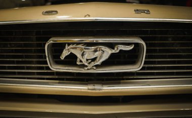 Ford Mustang Izgara ve Krom Koşan At Amblemi. Yüksek kalite fotoğraf