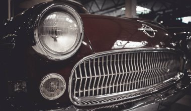 Opel Hood ve Grille 'de klasik Maroon Car logosu var. Yüksek kalite bir Opel kaput ve ızgara yakın çekim kestane rengi bir arabada klasik Opel logosu sergilenmektedir.