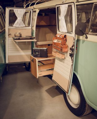 Retro Camper Van Interior ve Açık Arka Kapılar. Yüksek kalite fotoğraf