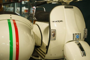 İtalyan Bayrağı ve Sidecar marka beyaz Vespa Scooter. Yüksek kalite fotoğraf. Saf beyaz Vespa scooter, vücudunda uzanan gösterişli İtalyan bayrak çizgileriyle süslenir.