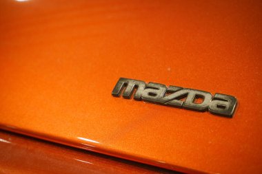 Orange Car Hood 'a Mazda Logosu. Yüksek kalite fotoğraf