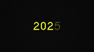2024 'ten 2025' e değişen yılın sarı basit yazıtları. Hepsi parlak siyah bir arka planda. Yüksek kalite 4k görüntü
