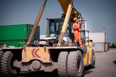 Forklift konteynır kamyonu ile çalışan mühendis işçisi nakliye konteynırı limanı lojistik ihracat şirketi konsepti.