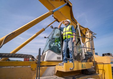 Forklift konteynır kamyonu ile çalışan mühendis işçisi nakliye konteynırı limanı lojistik ihracat şirketi konsepti.