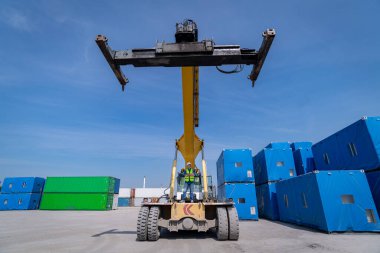 Forklift konteynır kamyonu ile çalışan mühendis işçisi nakliye konteynırı limanı lojistik ihracat şirketi konsepti.