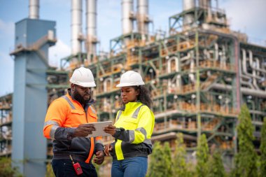 Büyük metal boru hatları ve valf sistemlerinde mühendisler veya endüstriyel işçiler petrol rafinerisi, kimyasal fabrika veya gaz işleme tesisi verileri analiz etmek endüstriyel güvenlik ve operasyonel verimliliktir.