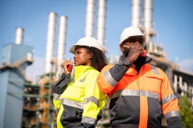 Enerji, imalat ve taşımacılık gibi petrol, gaz veya kimyasal kritik sektörlere uzanan geniş bir boru hattı ağıyla demiryolu raylarını denetleyen Afrikalı mühendis işçiler.