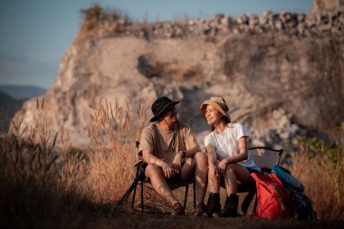 Gezginler ya da gezginler sırt çantası taşıyan gezginler, yürüyüş direkleri uzak mesafeye bakar ve muhtemelen yürüyüş ve yol keşfi ve tatil eko-turizmi kavramına rehberlik ederler..