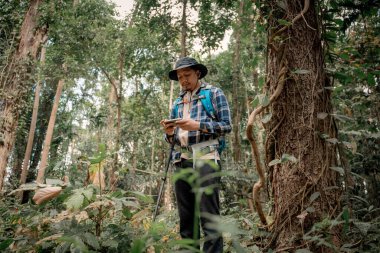 Gezginler ya da gezginler sırt çantası taşıyan gezginler, yürüyüş direkleri uzak mesafeye bakar ve muhtemelen yürüyüş ve yol keşfi ve tatil eko-turizmi kavramına rehberlik ederler..