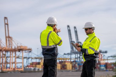 Endüstriyel mühendisler, küresel ticaret ve tedarik zinciri ihracat çevresinin sorumlu küresel ekonomiyi izleyerek liman vinçlerini yükleyip boşaltırlar..