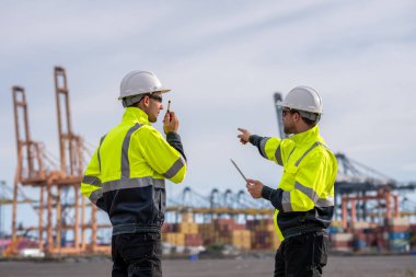 Endüstriyel mühendisler, küresel ticaret ve tedarik zinciri ihracat çevresinin sorumlu küresel ekonomiyi izleyerek liman vinçlerini yükleyip boşaltırlar..