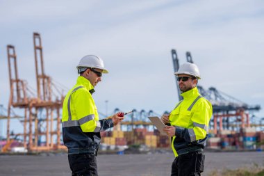 Endüstriyel mühendisler, küresel ticaret ve tedarik zinciri ihracat çevresinin sorumlu küresel ekonomiyi izleyerek liman vinçlerini yükleyip boşaltırlar..