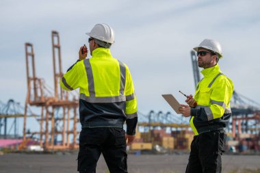 Endüstriyel mühendisler, küresel ticaret ve tedarik zinciri ihracat çevresinin sorumlu küresel ekonomiyi izleyerek liman vinçlerini yükleyip boşaltırlar..