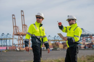 Endüstriyel mühendisler, küresel ticaret ve tedarik zinciri ihracat çevresinin sorumlu küresel ekonomiyi izleyerek liman vinçlerini yükleyip boşaltırlar..