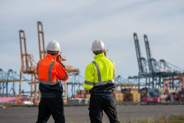 Endüstriyel mühendisler, küresel ticaret ve tedarik zinciri ihracat çevresinin sorumlu küresel ekonomiyi izleyerek liman vinçlerini yükleyip boşaltırlar..