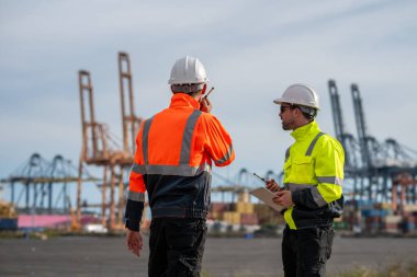 Endüstriyel mühendisler, küresel ticaret ve tedarik zinciri ihracat çevresinin sorumlu küresel ekonomiyi izleyerek liman vinçlerini yükleyip boşaltırlar..