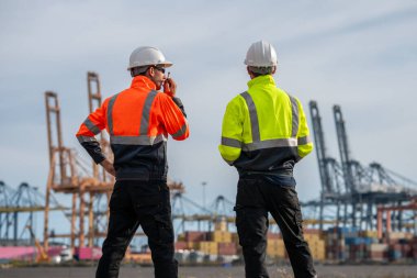 Endüstriyel mühendisler, küresel ticaret ve tedarik zinciri ihracat çevresinin sorumlu küresel ekonomiyi izleyerek liman vinçlerini yükleyip boşaltırlar..