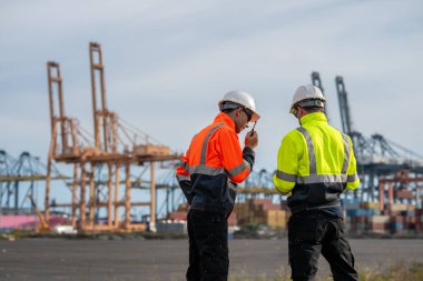 Endüstriyel mühendisler, küresel ticaret ve tedarik zinciri ihracat çevresinin sorumlu küresel ekonomiyi izleyerek liman vinçlerini yükleyip boşaltırlar..