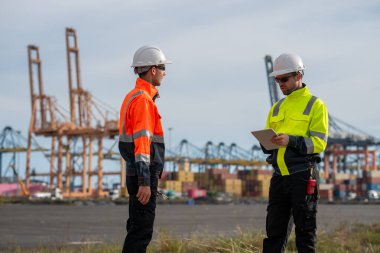 Endüstriyel mühendisler, küresel ticaret ve tedarik zinciri ihracat çevresinin sorumlu küresel ekonomiyi izleyerek liman vinçlerini yükleyip boşaltırlar..