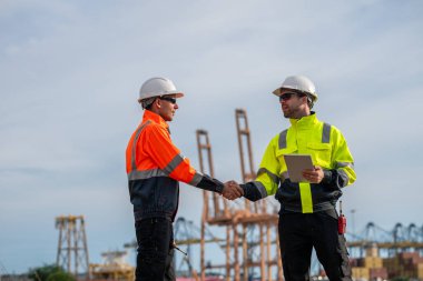 Endüstriyel mühendisler, küresel ticaret ve tedarik zinciri ihracat çevresinin sorumlu küresel ekonomiyi izleyerek liman vinçlerini yükleyip boşaltırlar..