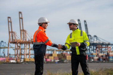 Endüstriyel mühendisler, küresel ticaret ve tedarik zinciri ihracat çevresinin sorumlu küresel ekonomiyi izleyerek liman vinçlerini yükleyip boşaltırlar..