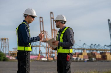 Endüstriyel mühendisler, küresel ticaret ve tedarik zinciri ihracat çevresinin sorumlu küresel ekonomiyi izleyerek liman vinçlerini yükleyip boşaltırlar..