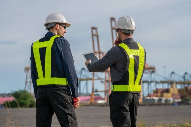 Endüstriyel mühendisler, küresel ticaret ve tedarik zinciri ihracat çevresinin sorumlu küresel ekonomiyi izleyerek liman vinçlerini yükleyip boşaltırlar..