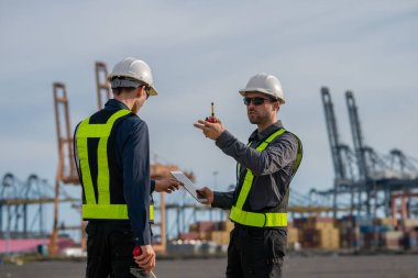 Endüstriyel mühendisler, küresel ticaret ve tedarik zinciri ihracat çevresinin sorumlu küresel ekonomiyi izleyerek liman vinçlerini yükleyip boşaltırlar..