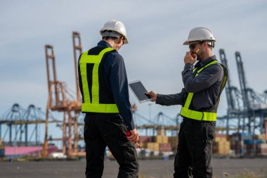 Endüstriyel mühendisler, küresel ticaret ve tedarik zinciri ihracat çevresinin sorumlu küresel ekonomiyi izleyerek liman vinçlerini yükleyip boşaltırlar..