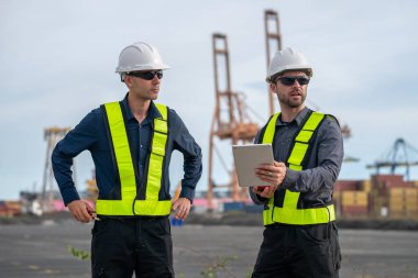 Endüstriyel mühendisler, küresel ticaret ve tedarik zinciri ihracat çevresinin sorumlu küresel ekonomiyi izleyerek liman vinçlerini yükleyip boşaltırlar..
