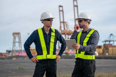 Endüstriyel mühendisler, küresel ticaret ve tedarik zinciri ihracat çevresinin sorumlu küresel ekonomiyi izleyerek liman vinçlerini yükleyip boşaltırlar..