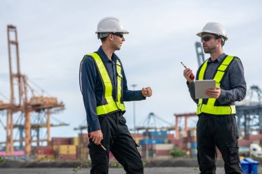 Endüstriyel mühendisler, küresel ticaret ve tedarik zinciri ihracat çevresinin sorumlu küresel ekonomiyi izleyerek liman vinçlerini yükleyip boşaltırlar..