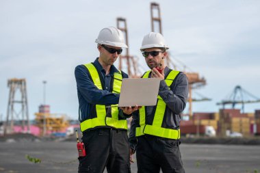 Endüstriyel mühendisler, küresel ticaret ve tedarik zinciri ihracat çevresinin sorumlu küresel ekonomiyi izleyerek liman vinçlerini yükleyip boşaltırlar..