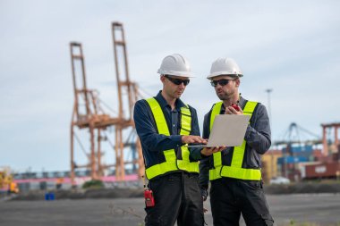 Endüstriyel mühendisler, küresel ticaret ve tedarik zinciri ihracat çevresinin sorumlu küresel ekonomiyi izleyerek liman vinçlerini yükleyip boşaltırlar..