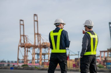 Endüstriyel mühendisler, küresel ticaret ve tedarik zinciri ihracat çevresinin sorumlu küresel ekonomiyi izleyerek liman vinçlerini yükleyip boşaltırlar..