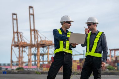 Endüstriyel mühendisler, küresel ticaret ve tedarik zinciri ihracat çevresinin sorumlu küresel ekonomiyi izleyerek liman vinçlerini yükleyip boşaltırlar..