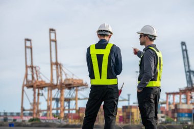 Endüstriyel mühendisler, küresel ticaret ve tedarik zinciri ihracat çevresinin sorumlu küresel ekonomiyi izleyerek liman vinçlerini yükleyip boşaltırlar..