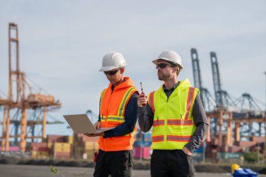 Endüstriyel mühendisler, küresel ticaret ve tedarik zinciri ihracat çevresinin sorumlu küresel ekonomiyi izleyerek liman vinçlerini yükleyip boşaltırlar..