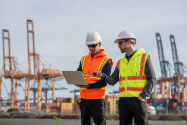 Endüstriyel mühendisler, küresel ticaret ve tedarik zinciri ihracat çevresinin sorumlu küresel ekonomiyi izleyerek liman vinçlerini yükleyip boşaltırlar..
